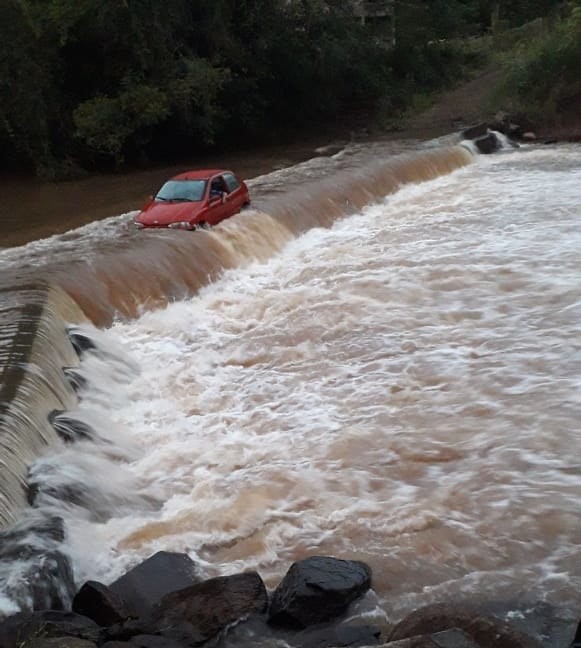 Carro fica ilhado ao tentar atravessar ponte em Itá vídeo ClicRDC