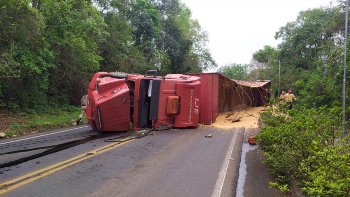 Carreta Que Transportava Milho Tomba Deixa Motorista Ferido E