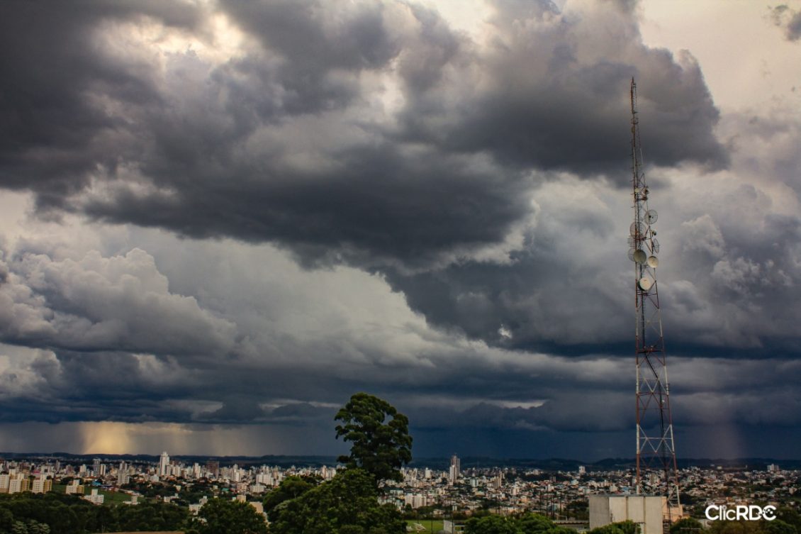 Aten O Forma O De Ciclone Provoca Chuva Volumosa Ventos Fortes E