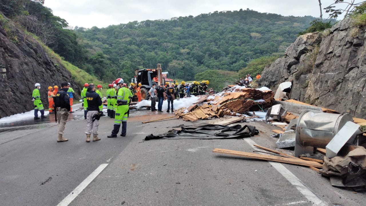 Caminh O Carregado De Madeiras Tomba Atinge Ve Culos E Deixa Quatro