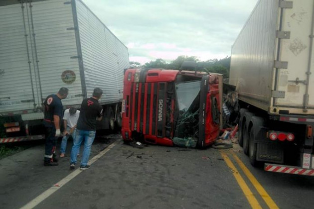 Acidente entre três caminhões e um carro interdita rodovia e deixa três