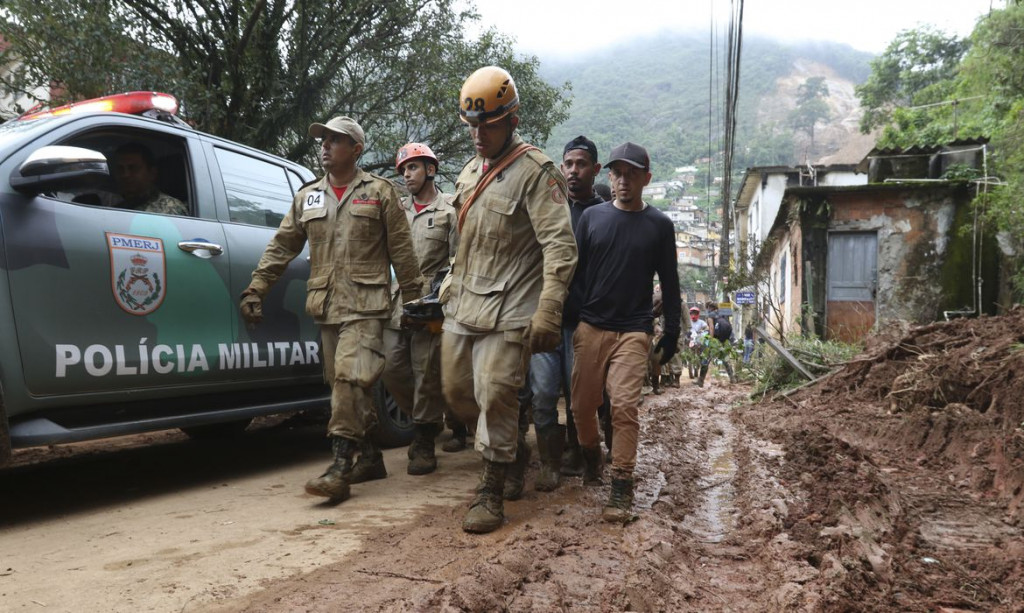 Vídeos mostram força da água em Petrópolis Tragédia já deixou 78