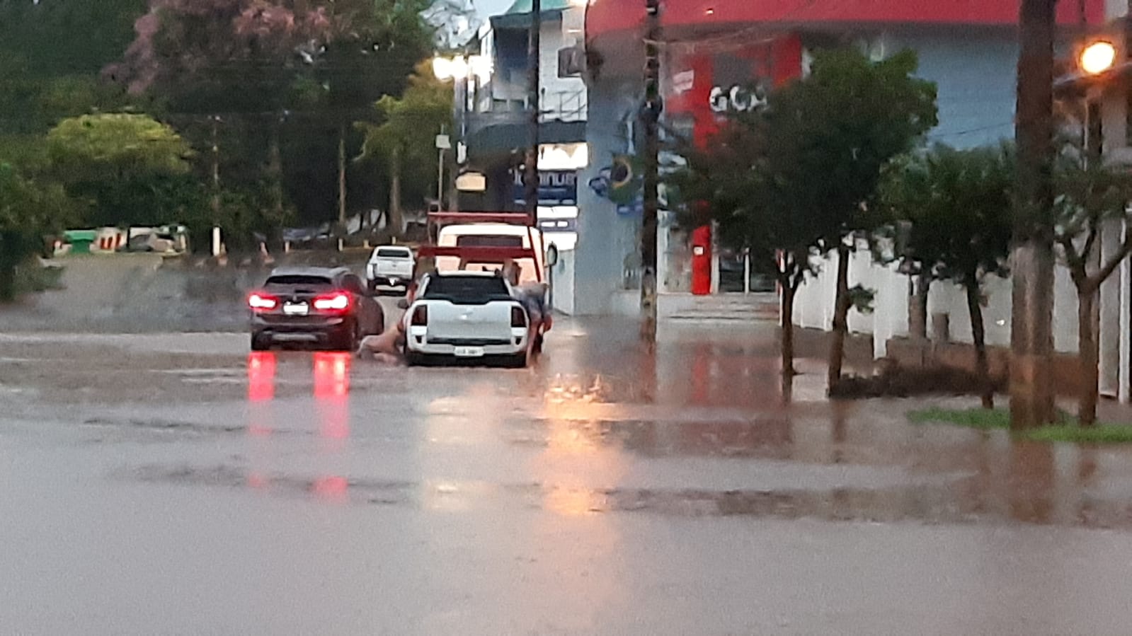 FOTOS E VÍDEOS Forte temporal causa alagamentos em municípios do Oeste