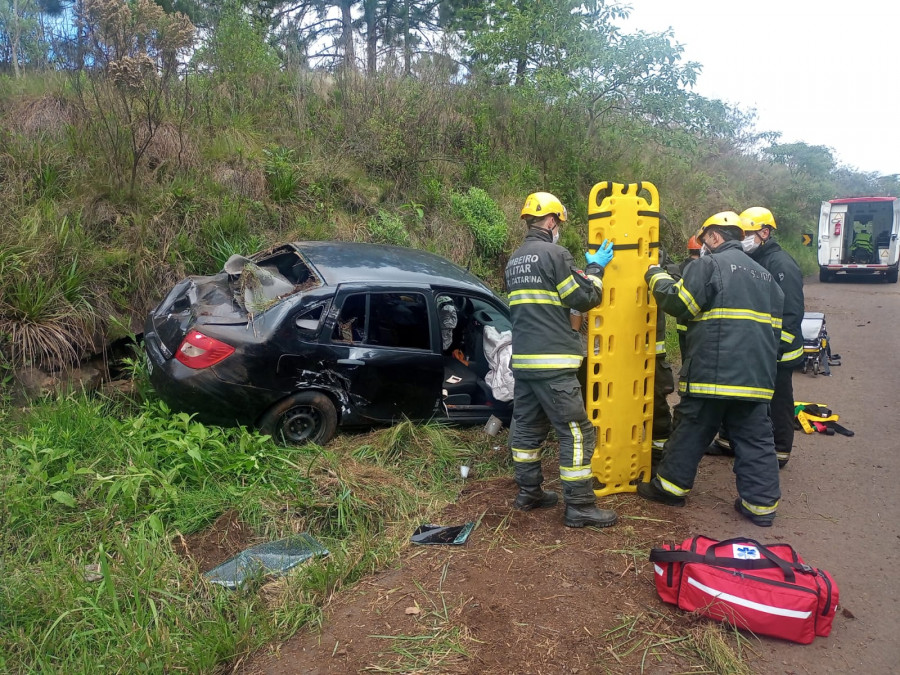 Condutora fica ferida após colidir carro em barranco e capotar na BR