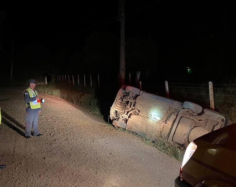 Motorista Abandona Ve Culo Ap S Capotamento Em Sc Clicrdc