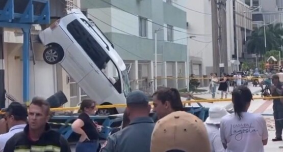 VÍDEO Carro atravessa parede cai de prédio e atinge pedestres ClicRDC