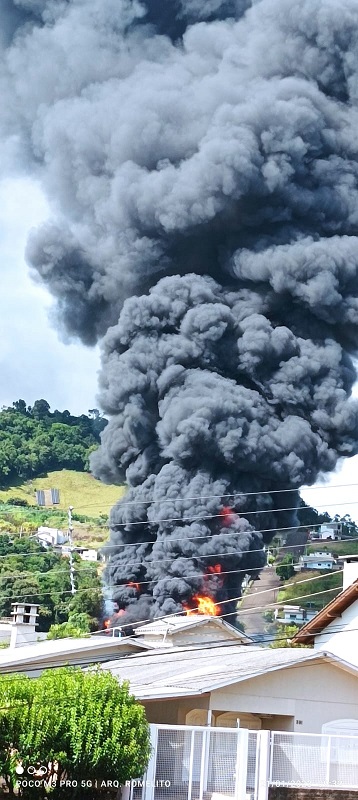 Vídeo Incêndio de grandes proporções atinge empresa de pneus em cidade