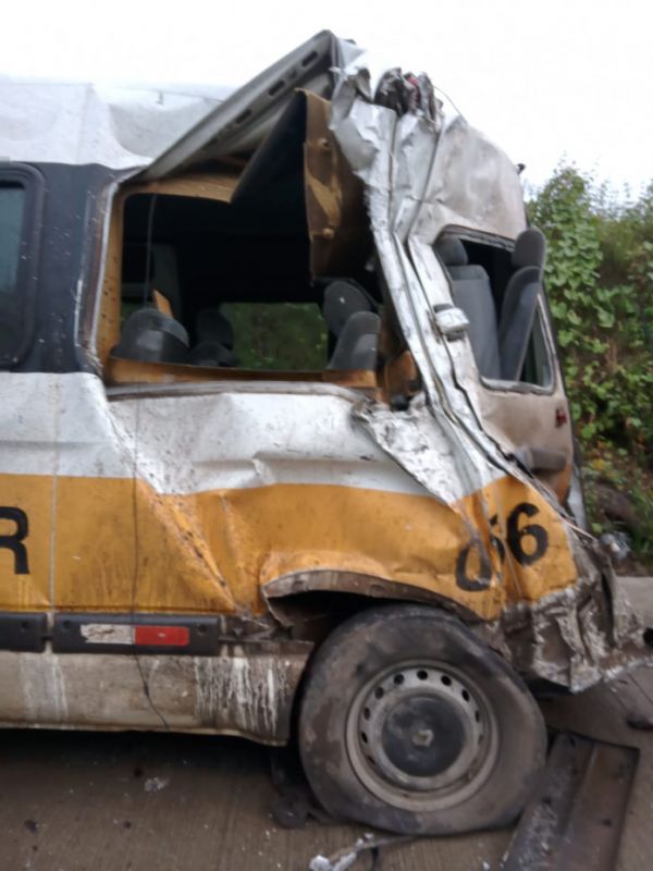 Colis O Entre Carreta E Van Escolar Deixa Motorista E Aluno Feridos No