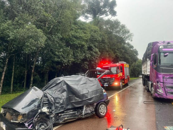 TRAGÉDIA Colisão entre carro e carreta bitrem deixa duas pessoas