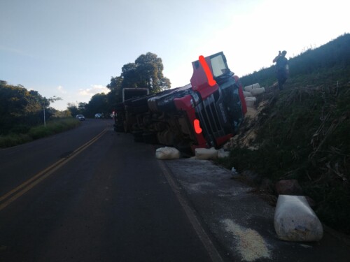 Caminhão tomba após sair da pista e se chocar barranco no Oeste de