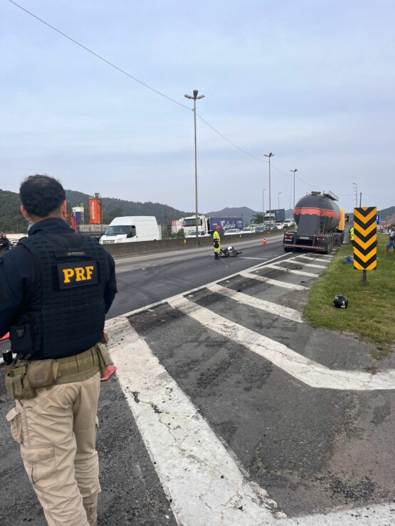 Mulher morre após ser arrastada por caminhão em rodovia de Santa