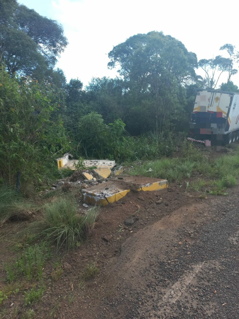 Homem Fica Ferido Ap S Caminh O Sair Da Pista E Colidir Em Ponto De