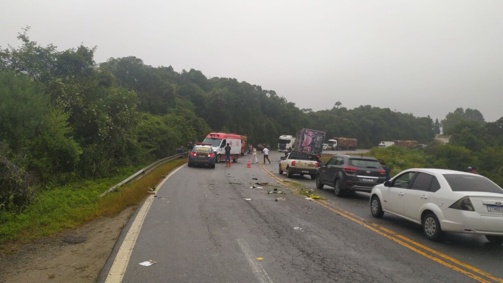 Homem morre após violenta colisão entre carro e carreta na BR 282 ClicRDC