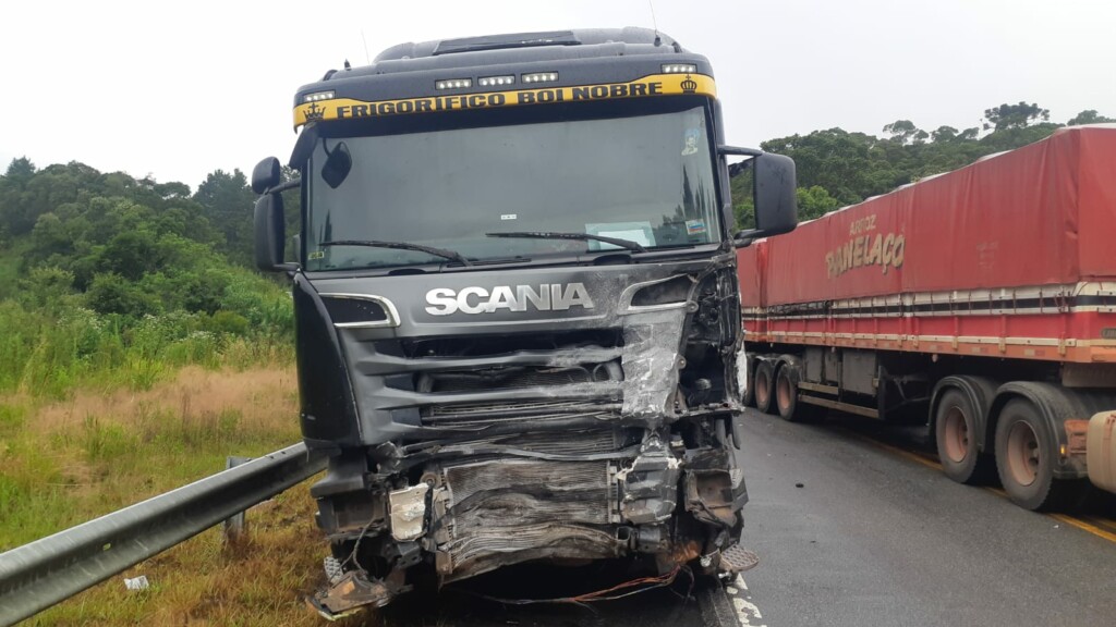 Homem morre após violenta colisão entre carro e carreta na BR 282 ClicRDC