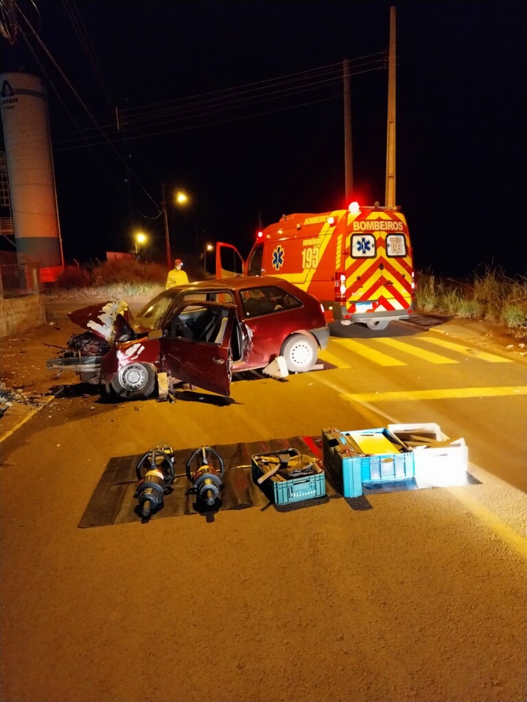 Motorista colide carro em poste e fica preso às ferragens no Oeste de