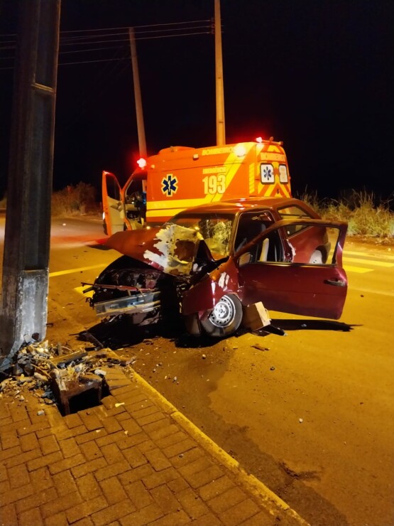 Motorista colide carro em poste e fica preso às ferragens no Oeste de