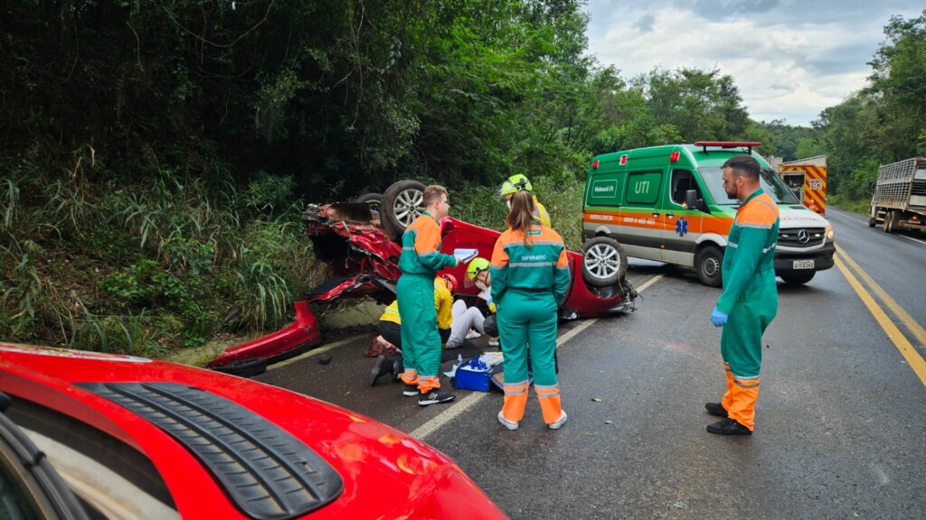 Mulher é socorrida após carro sair de pista e capotar na BR 282 ClicRDC