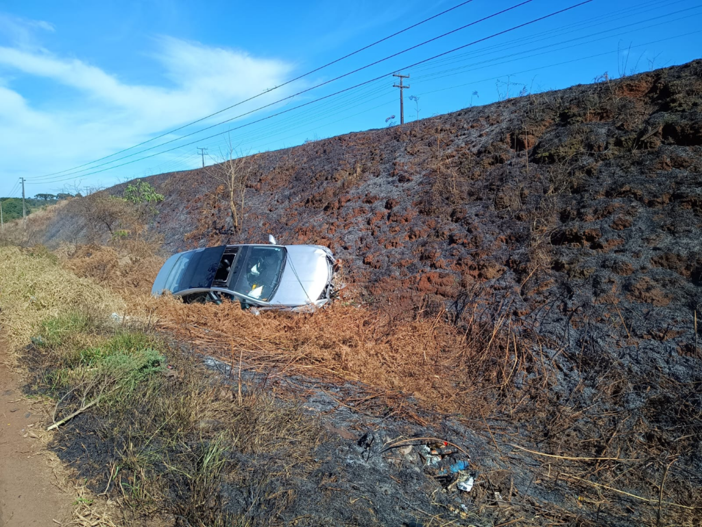 Colis O Entre Carro E Poste Provoca Inc Ndio Em Vegeta O No Oeste De