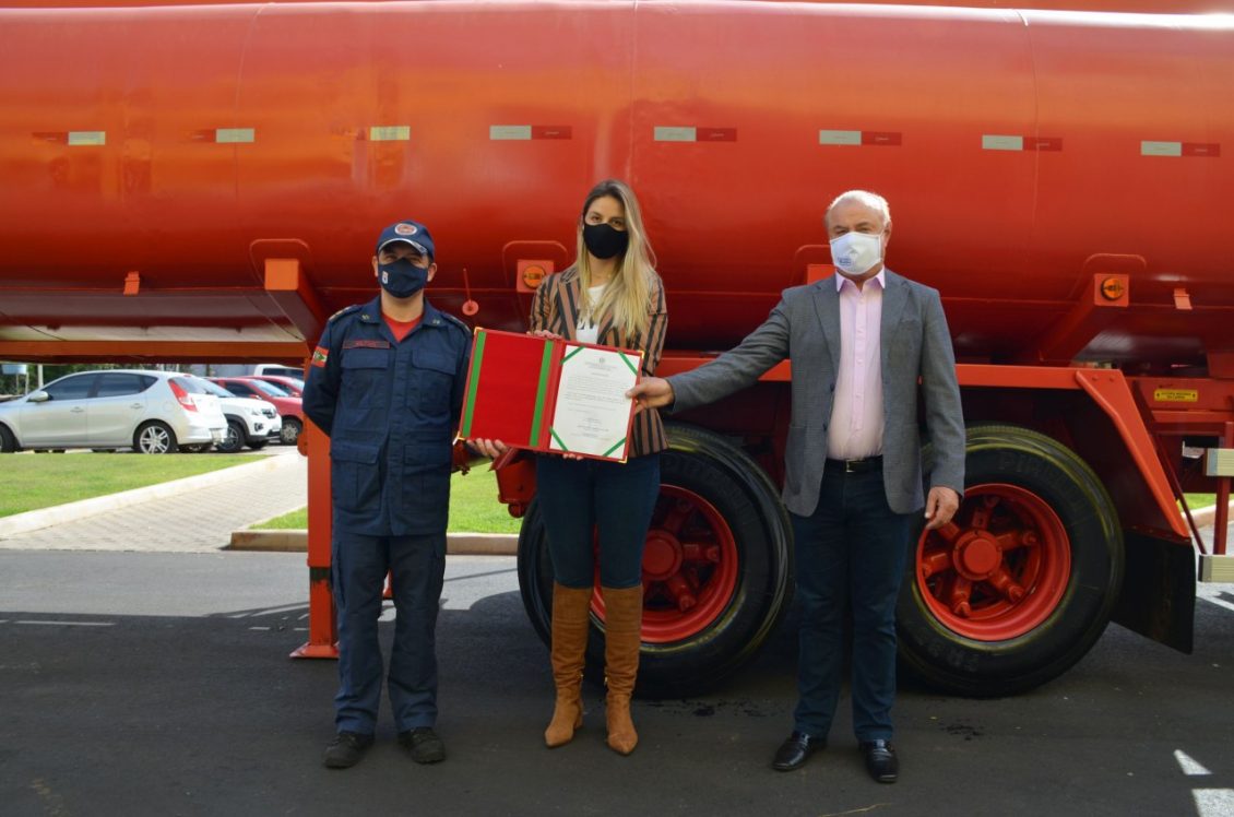 Bombeiro militar produz caminhões de madeira para doar a crianças carentes  de Chapecó, Santa Catarina