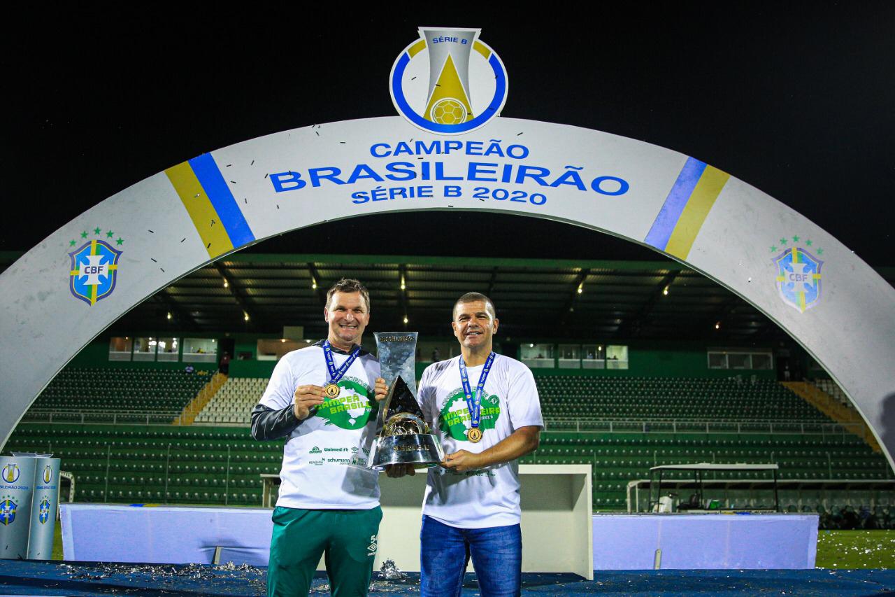 Umberto Louzer chega ao terceiro título em quatro anos de carreira ClicRDC