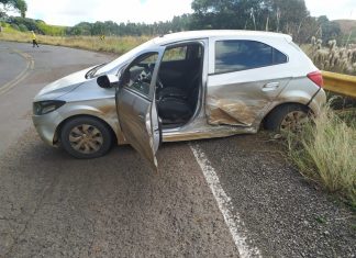 Idosa fica ferida após colisão entre dois veículos no Oeste de SC