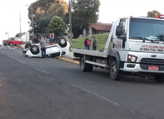Carro capota após colisão em Chapecó