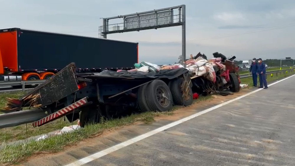 VÍDEO: Acidente entre caminhões mata duas pessoas em rodovia de SC