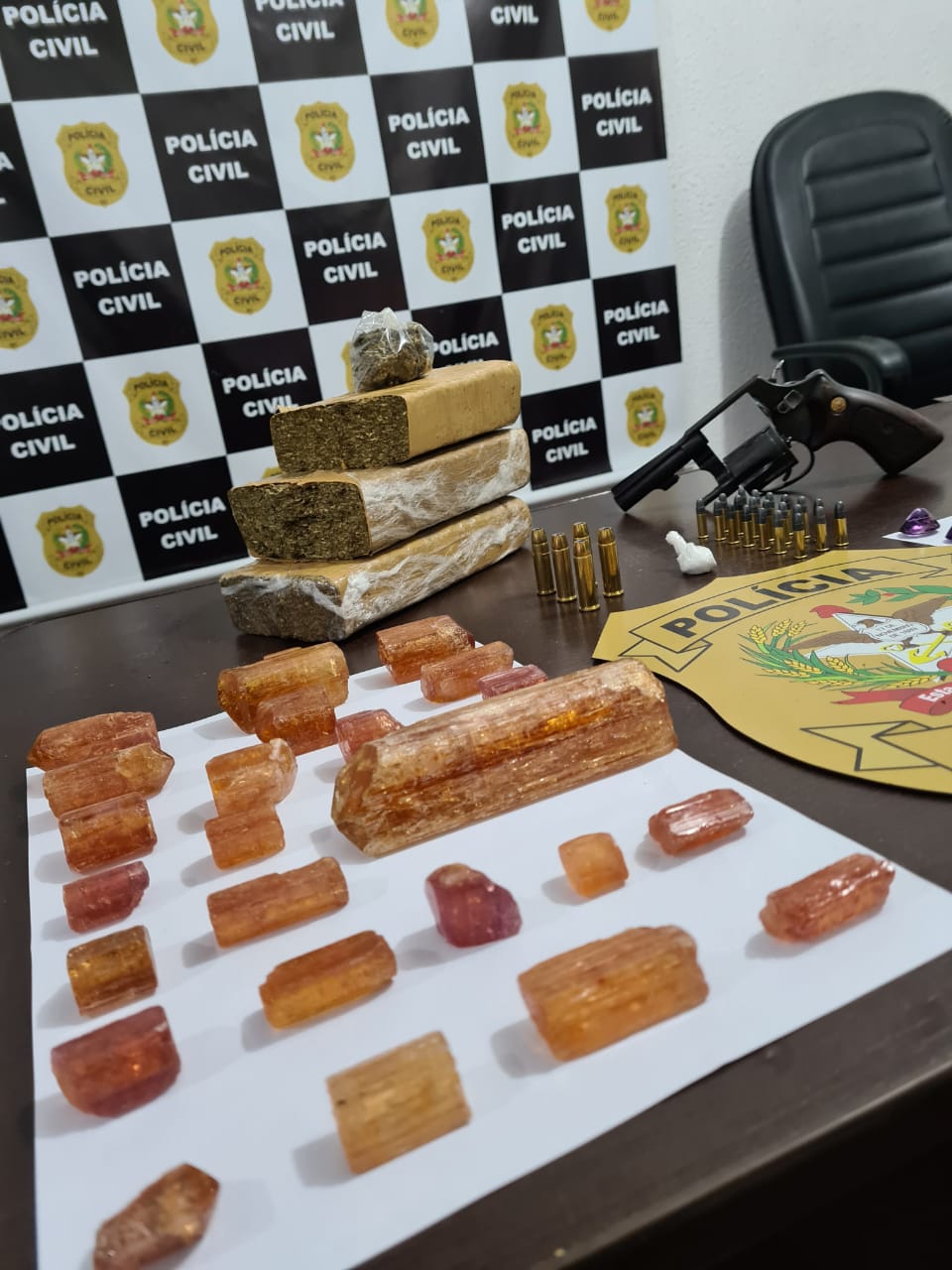 Homem é detido com quase 100 pedras preciosas em SC ClicRDC