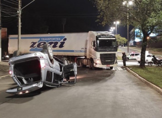 Carro capota após acidente com caminhão em Chapecó