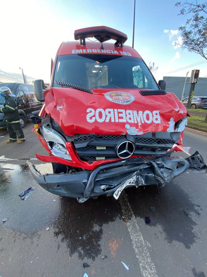 Ambulância dos bombeiros se envolve em acidente de trânsito em Chapecó