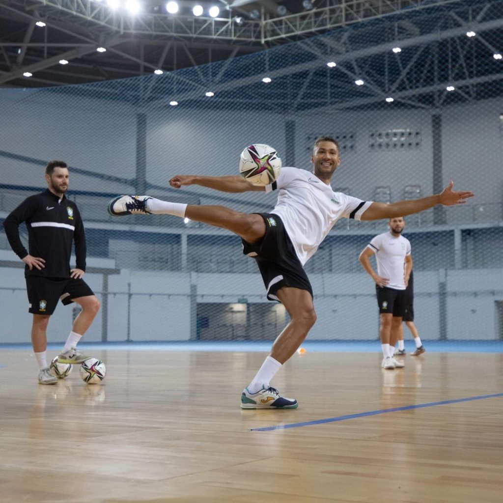 Pivô da Seleção Brasileira de Futsal natural de Chapecó lança ...