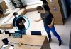 Vídeo: Bandidos assaltam loja de Iphones e trancam funcionário no banheiro