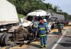 Violenta colisão entre caminhões deixa duas pessoas mortas