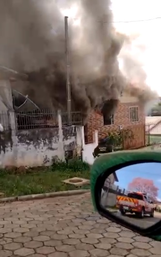 VÍdeo Corpos Carbonizados São Encontrados Em Casa Destruída Por Incêndio Clicrdc 8576