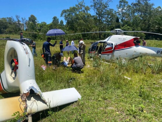 Helicóptero com cinco ocupantes cai em terreno baldio no Rio de Janeiro