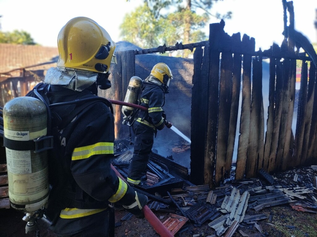 Casa é destruída por incêndio em Chapecó