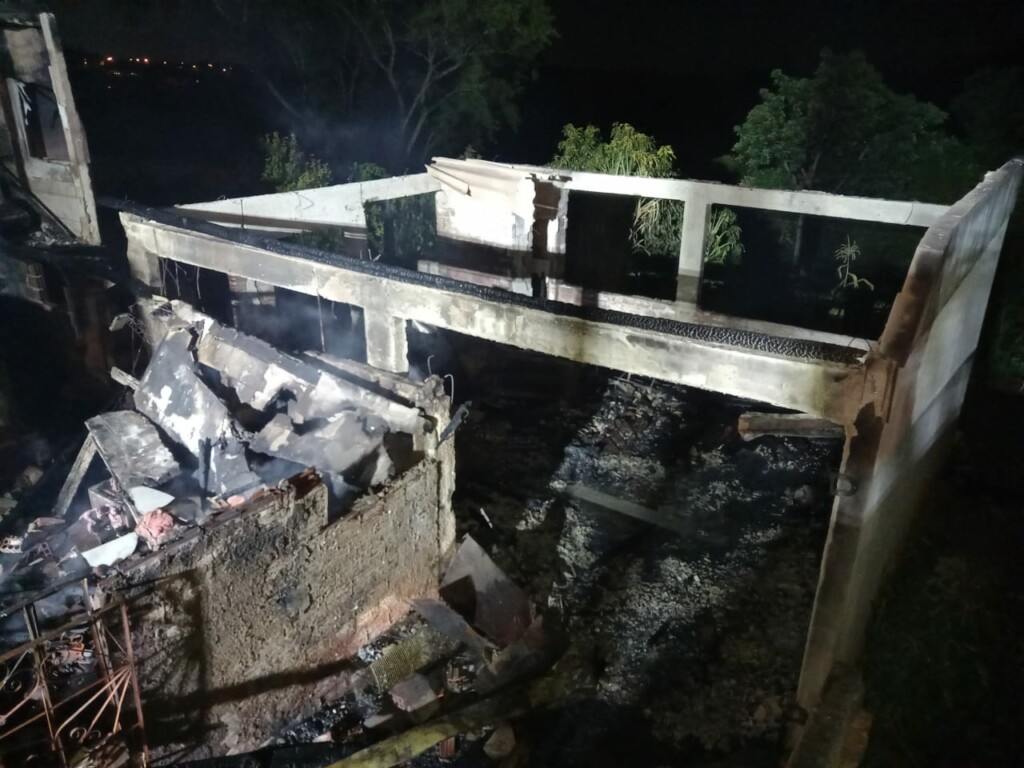 Casal de idosos é encaminhado ao hospital após incêndio destruir residência