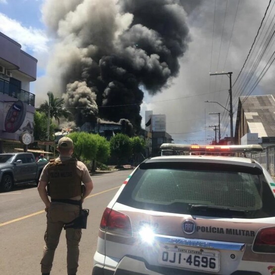 Incêndio de grandes proporções atinge empresa em Xaxim