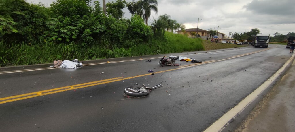 Colisão entre moto e caminhão deixa duas pessoas mortas