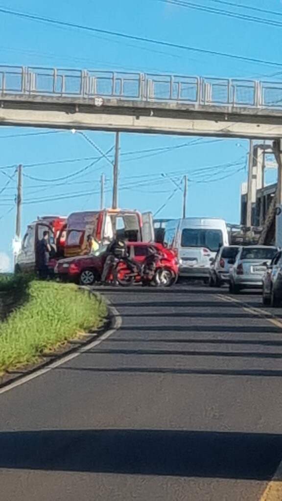 Homem fica ferido em colisão entre carro e moto em Chapecó