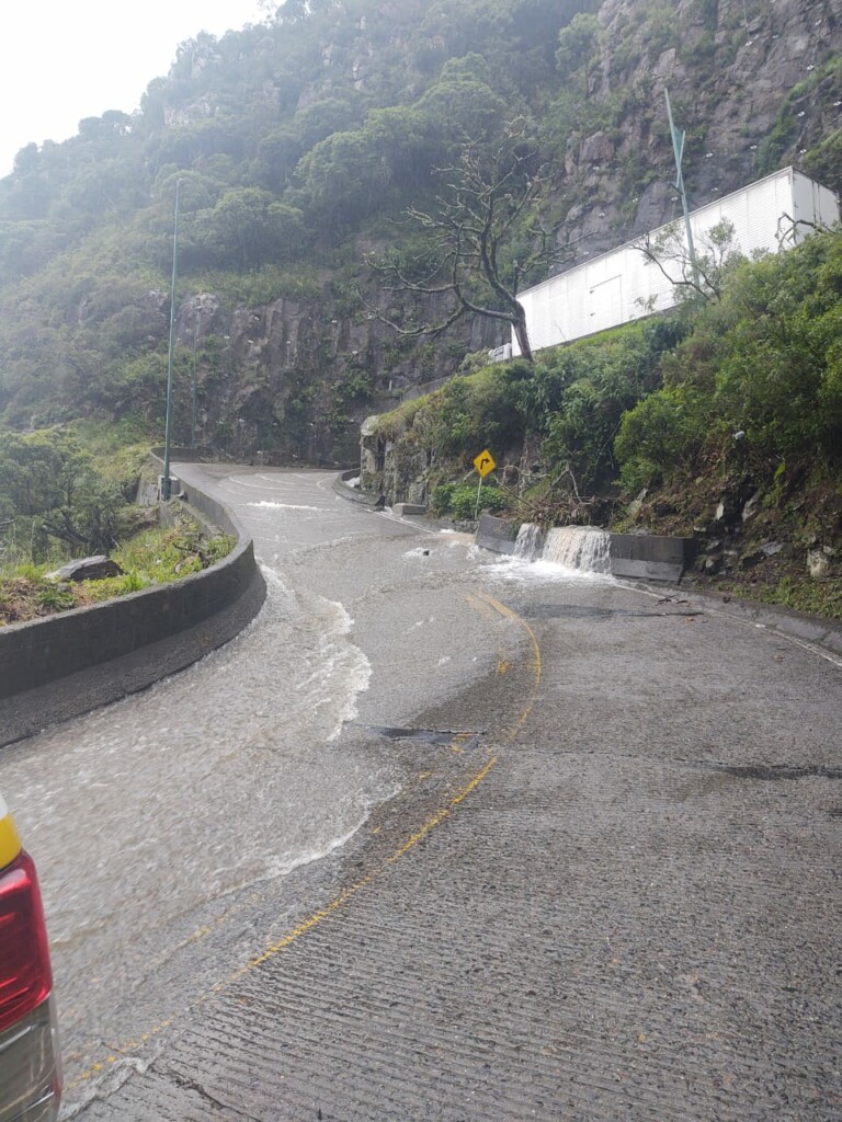 Após água invadir rodovia, Serra do Rio do Rastro é completamente interditada
