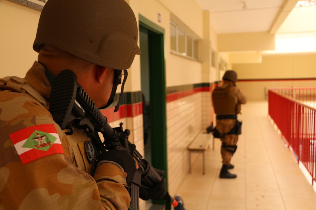 Policiais de Chapecó participam de simulado em escola