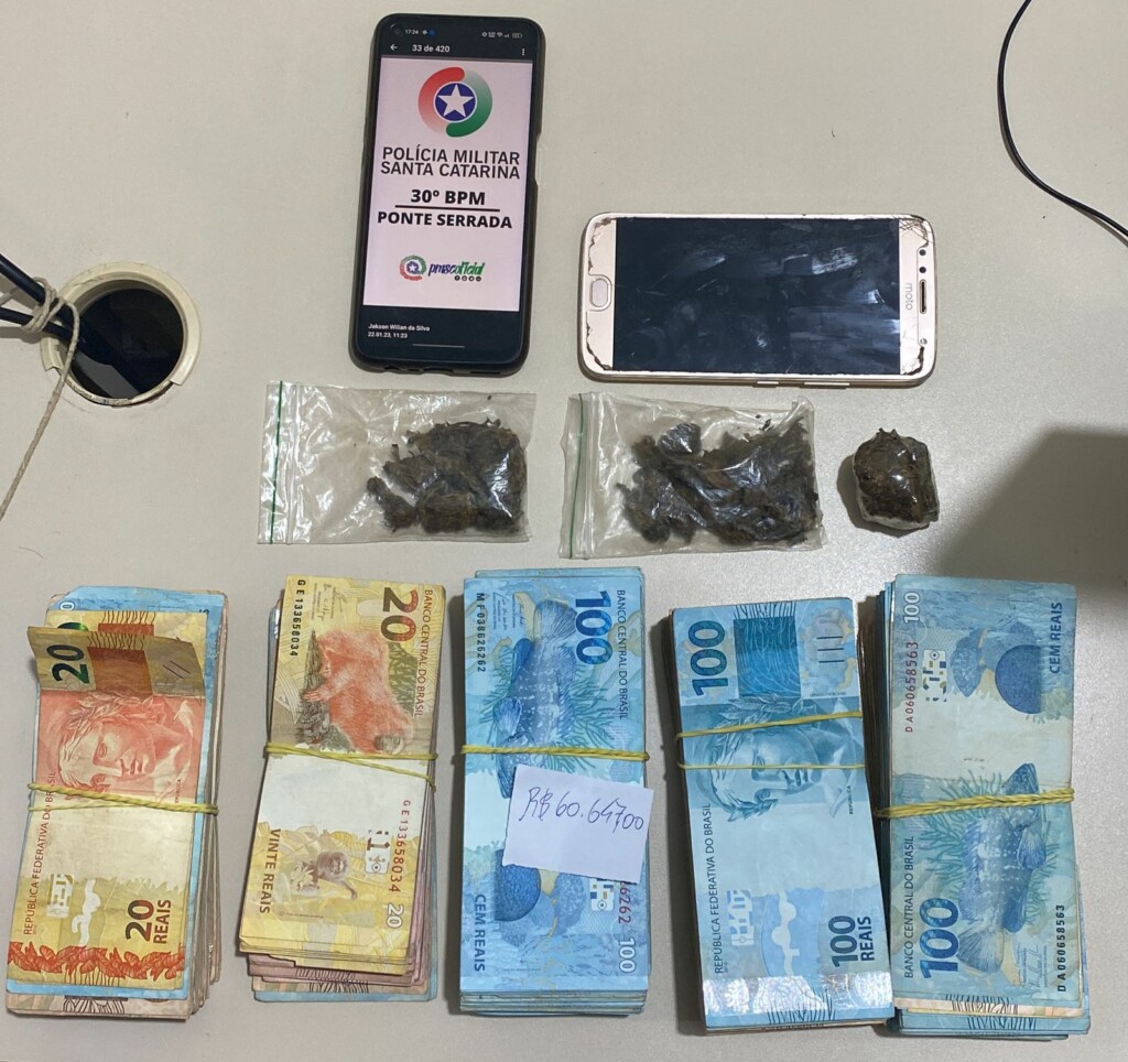 Drogas e dinheiro são encontrados em carro de criminosos que trocaram tiros com a polícia na BR-282 