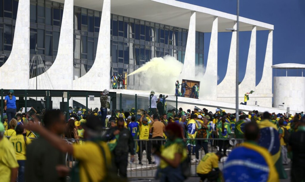 Após Congresso Nacional, manifestantes ocupam o STF e o Palácio do Planalto