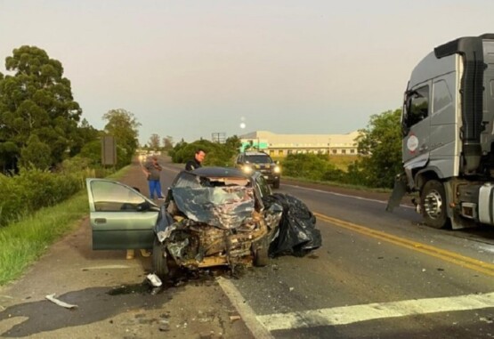 Colisão entre carro e carreta deixa duas pessoas mortas em Passo Fundo