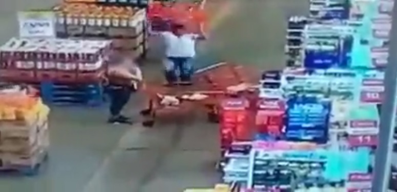 Homem arremessa carrinho de supermercado em mulher