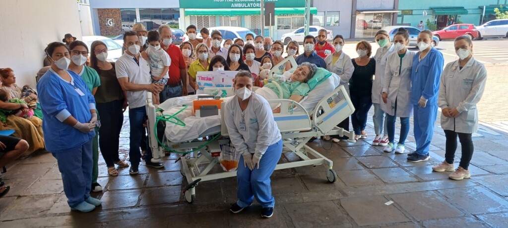Com quase 80 dias de internação, paciente recebe homenagem da família na porta do hospital no Oeste de SC