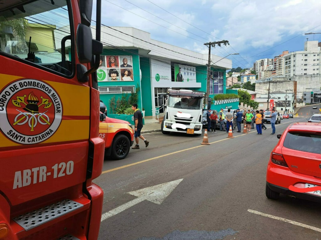 Caminhão com carga de produtos perigosos se envolve em acidente com três veículos de passeio