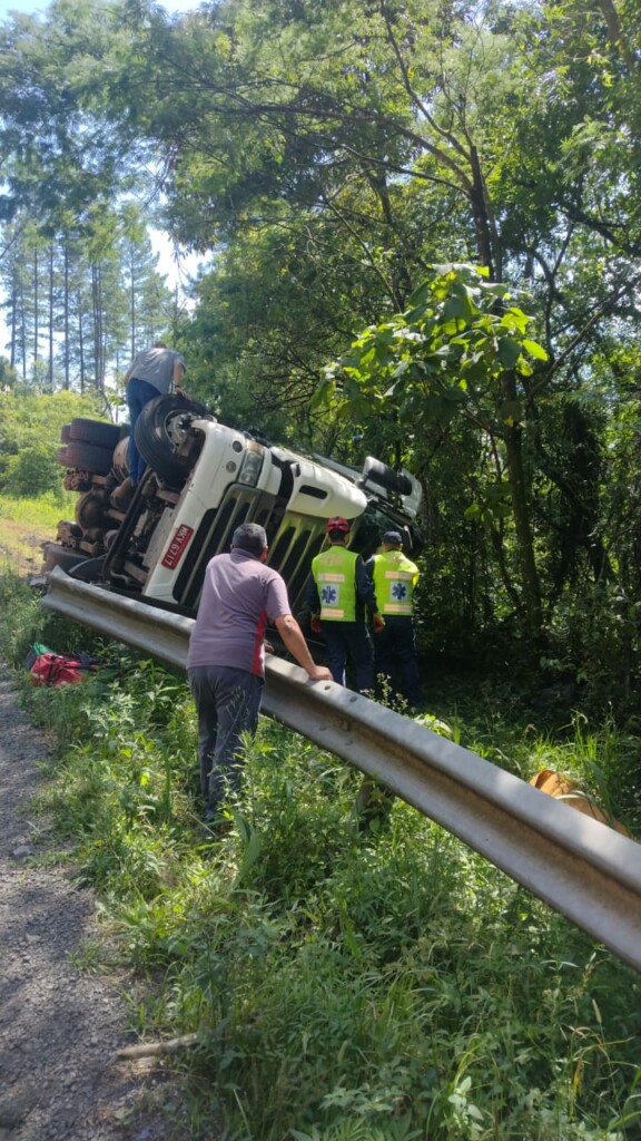 Homem morre após carreta tombar em rodovia de Santa Catarina