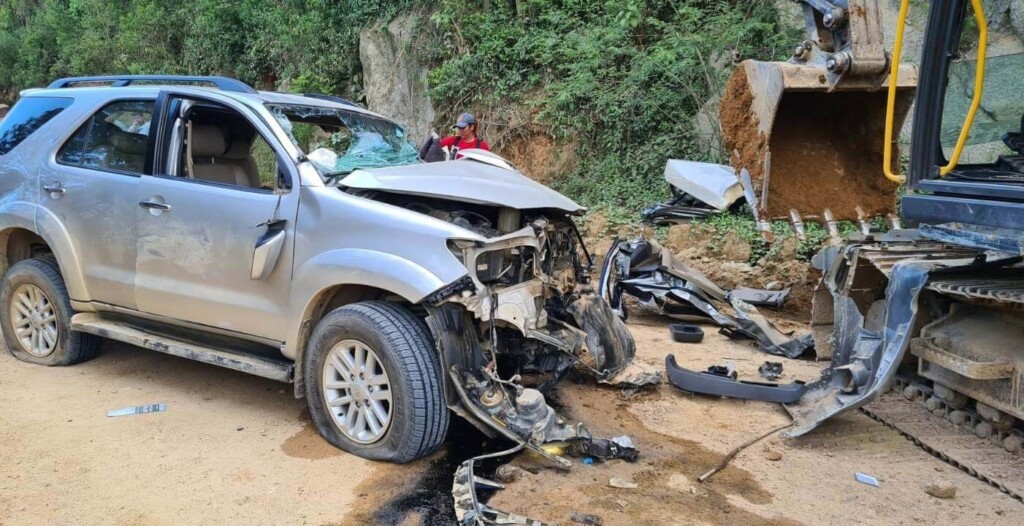 Após acidente entre caminhonete e retroescavadeira, casal morre em Santa Catarina